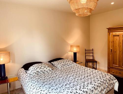 - une chambre avec un lit, deux lampes et une chaise dans l'établissement Chambre Cosy dans villa de standing avec piscine, à Porto-Vecchio