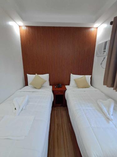two beds in a small room with at WENNROD Hotel in Batangas City