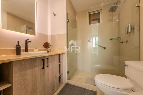 a bathroom with a shower and a toilet and a sink at Edificio Morros Vitri, 2 Bedrooms- Comfy Apartment in Cartagena de Indias