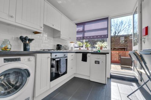 Η κουζίνα ή μικρή κουζίνα στο Spacious 9-Person Stay with Free Parking in London