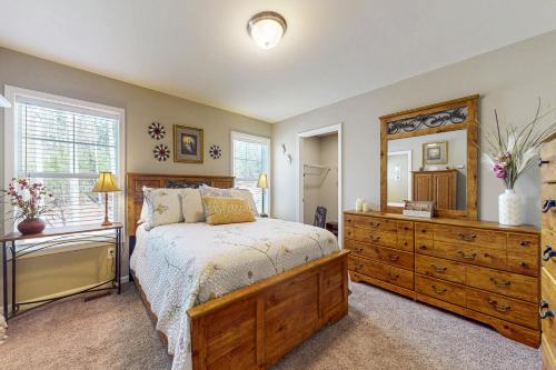 une chambre avec un lit, une commode et un miroir dans l'établissement Gap Creek Cottage, à Fletcher