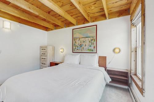 Un dormitorio con una cama blanca y una ventana. en North Country 6, en Proctorsville