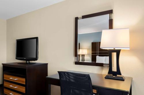 TV a/nebo společenská místnost v ubytování Best Western Newport Inn