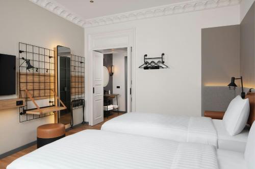 Moxy Istanbul Taksim by Marriott Bonvoyにあるベッド