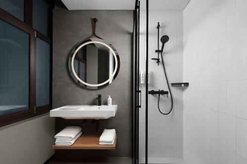 Moxy Istanbul Taksim by Marriott Bonvoyにあるバスルーム