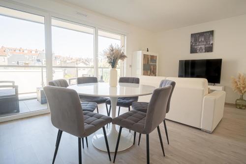 une salle à manger avec une table et des chaises dans l'établissement Prestige Apartment & Cathedral View, à Reims