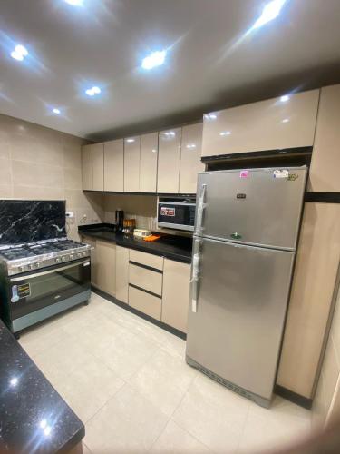 شقه فندقيه بجوار جنينه مول اسرة فقط