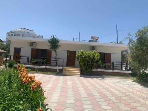 Edificio en el que se encuentra el hostal o pensión