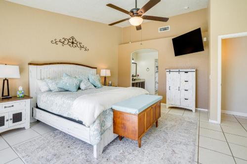 Katil atau katil-katil dalam bilik di Lakefront Glendale Home with Outdoor Oasis!