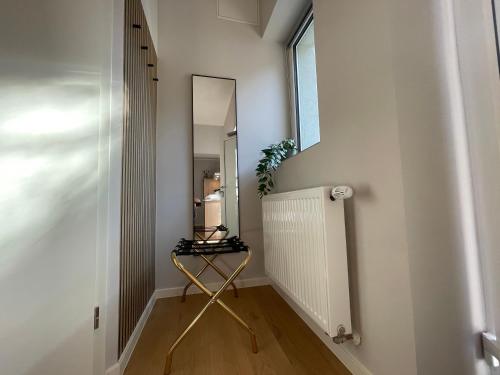 a small hallway with a mirror and a table at Urban Bliss Newly Renovated in Nürnberg