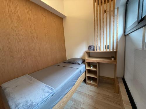Un dormitorio pequeño con una cama y una ventana. en UCO Live Centro, en Ciudad de México