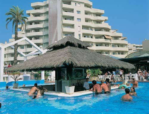 een groep mensen in het zwembad van een hotel bij Benal Beach Apartment in Benalmádena