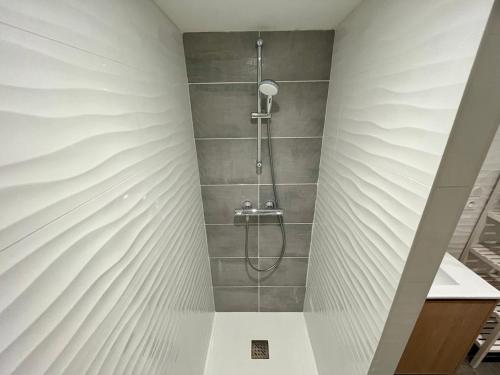 La salle de bains est pourvue d'une cabine de douche avec un pommeau de douche. dans l'établissement L'Authentique Centre &Gare, à Chalon-sur-Saône