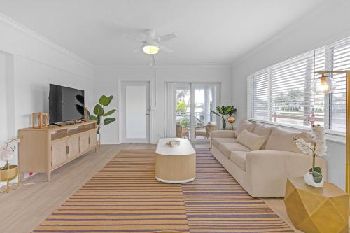 Μια τηλεόραση ή/και κέντρο ψυχαγωγίας στο Waterfront Oasis 2BR 2BA with Pool, Gym, Balcony & Parking