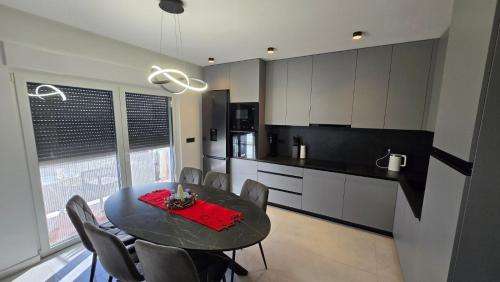 Kuchyňa alebo kuchynka v ubytovaní Family friendly apartments with a swimming pool Opatija - Volosko, Opatija - 15071
