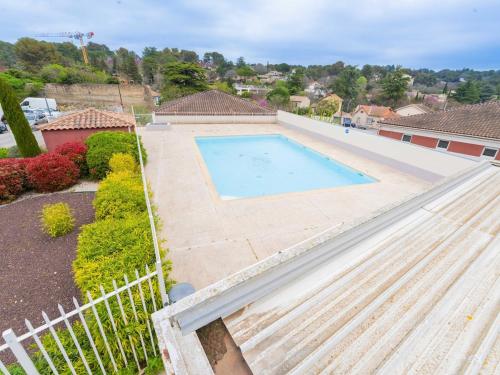 une vue aérienne d'une piscine au sommet d'une maison dans l'établissement Maison 2 Chambres avec Terrasse, 2 Parkings et Piscine, à Nîmes