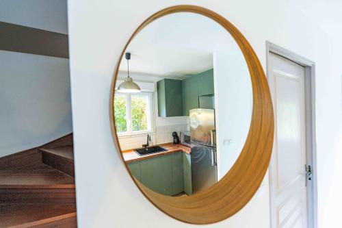 un miroir mural avec une personne dans la cuisine dans l'établissement Maison 2 Chambres avec Terrasse, 2 Parkings et Piscine, à Nîmes