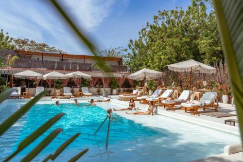 Bazén v ubytování Bora Bora Beach Club & Hotel nebo v jeho okolí