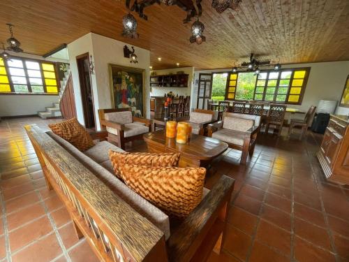 Afbeelding uit fotogalerij van Charming villa, pool, jacuzzi, 10 min Coffee Park in Montenegro