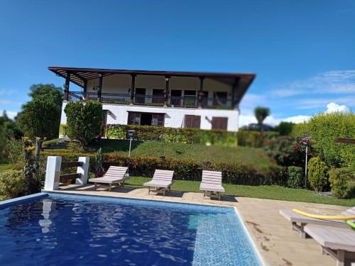 Afbeelding uit fotogalerij van Charming villa, pool, jacuzzi, 10 min Coffee Park in Montenegro