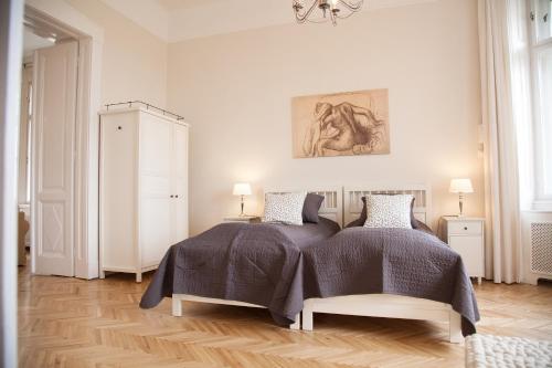 ein Schlafzimmer mit 2 Betten und einem Wandgemälde in der Unterkunft City Apartment Budapest in Budapest
