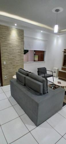 a living room with a couch and a table at Casa Aconchegante in Espirito Santo Do Pinhal