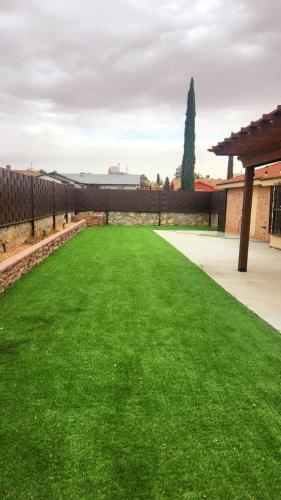 Κήπος έξω από το Spacious Family Friendly House 10 min to Zaragoza