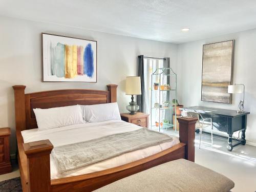 オクラホマシティにあるBright 1br Near Ou Med & Midtown Pet Friendly#mrのベッドと机が置かれた寝室