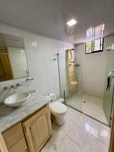Koupelna v ubytování Casa Full Confort Los Cortijos en el corazón de Valledupar