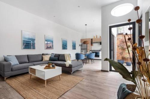 a living room with a couch and a table at 2 - Apartamento Privado Cama King Size, Terraza Privada Roma Sur in Mexico City