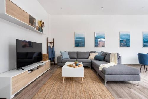a living room with a couch and a tv at 2 - Apartamento Privado Cama King Size, Terraza Privada Roma Sur in Mexico City