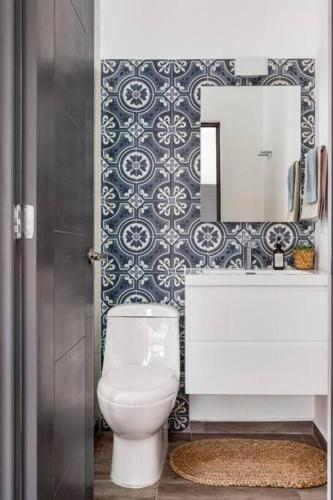a bathroom with a white toilet and a mirror at 2 - Apartamento Privado Cama King Size, Terraza Privada Roma Sur in Mexico City