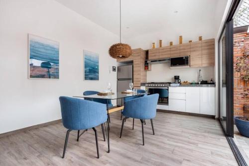 a kitchen and dining room with a table and chairs at 2 - Apartamento Privado Cama King Size, Terraza Privada Roma Sur in Mexico City