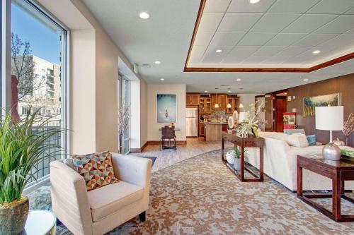 Χώρος καθιστικού στο Luxury Condo in the Library Square District
