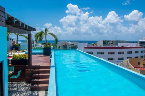 a swimming pool on the roof of a building at Lujoso junto a la 5th avenida 306 in Playa del Carmen