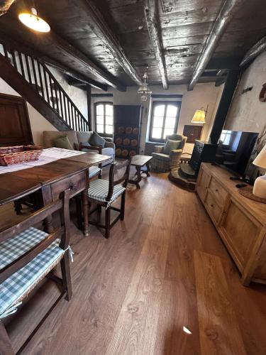 Μια τηλεόραση ή/και κέντρο ψυχαγωγίας στο Casa Rústica y Chic con Chimenea y Vistas Panorámicas de La Vall de Boí