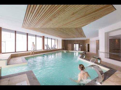 Photo de la galerie de l'établissement Apartment in Le Corbier with Heated Pool, à Villarembert