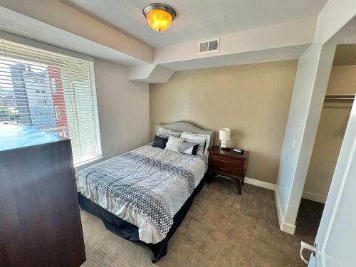 Ένα ή περισσότερα κρεβάτια σε δωμάτιο στο Downtown Condo with Mountain Views