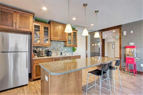 Η κουζίνα ή μικρή κουζίνα στο Downtown Condo with Mountain Views