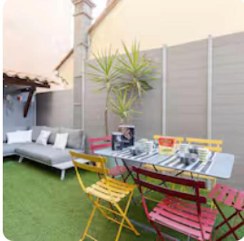 un patio avec une table, des chaises et un canapé dans l'établissement Superbe 120m2 au Suquet - Property With Style, à Cannes