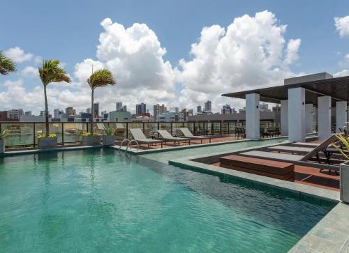 una piscina en la azotea de un edificio en Arpoar Suite N 130, en João Pessoa