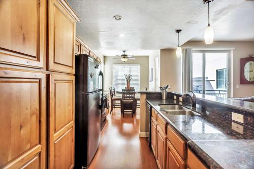 Η κουζίνα ή μικρή κουζίνα στο Downtown Condo Near the Convention Center