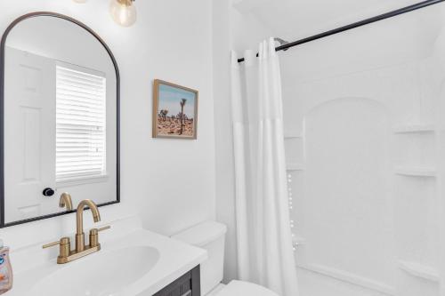 un bagno bianco con lavandino e doccia di MiniGolf-Hot Tub-Firepit-Games a Wilmington