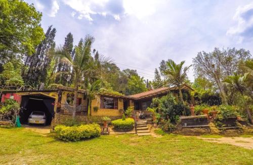 a house with a car parked in front of it at Villa Satu in Ráquira