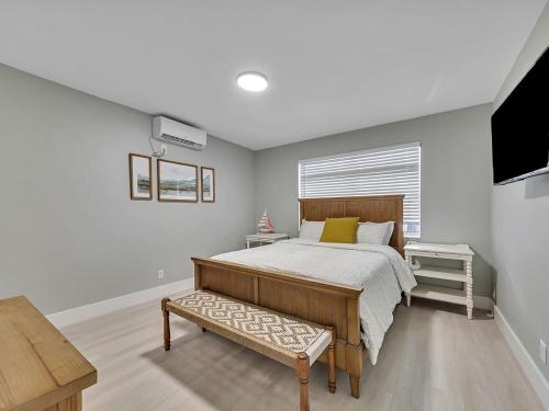 Кровать или кровати в номере Cozy 1BR Seaside Steps to Hollywood Beach More