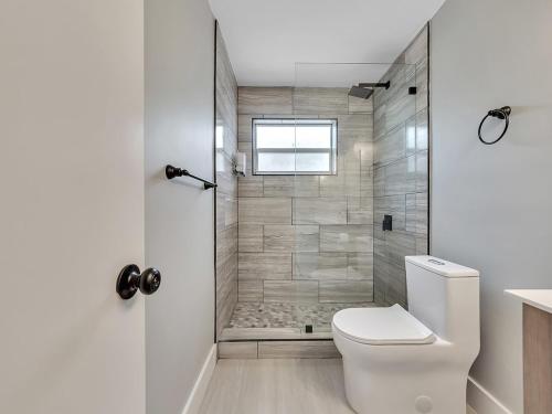 Ванная комната в Cozy 1BR Seaside Steps to Hollywood Beach More