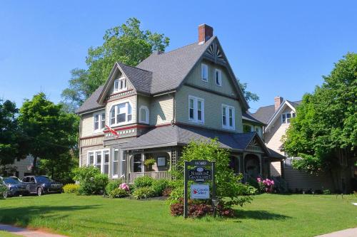 una casa con un cartel delante en No 1 Grafton Inn, en Charlottetown