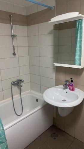 D apartman في بودغوريتسا: حمام به مغسلة وحوض استحمام ومرحاض ومغسلة
