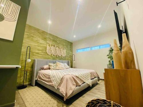 a bedroom with a bed in a room at 0 - Suite de Lujo Confort Cama Queen Size Roma Sur in Mexico City