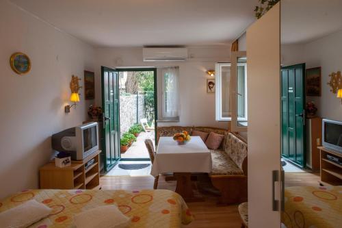una sala de estar con una mesa y un sofá en Apartments Leo, en Split
